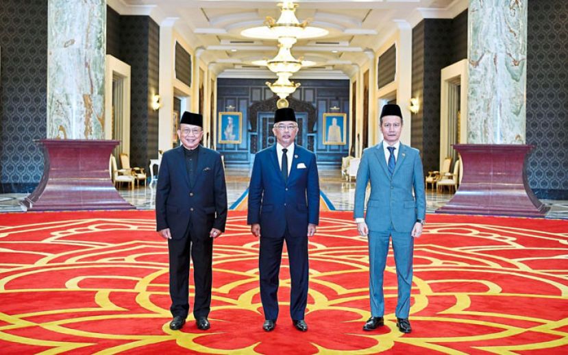 国家元首苏丹阿都拉接见上议院主席莱士雅丁（左）和下议院议长阿兹哈。