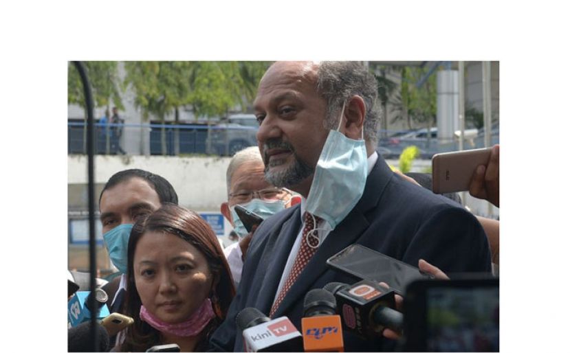 杨巧双（左）到警局录取口供后向媒体发表谈话。