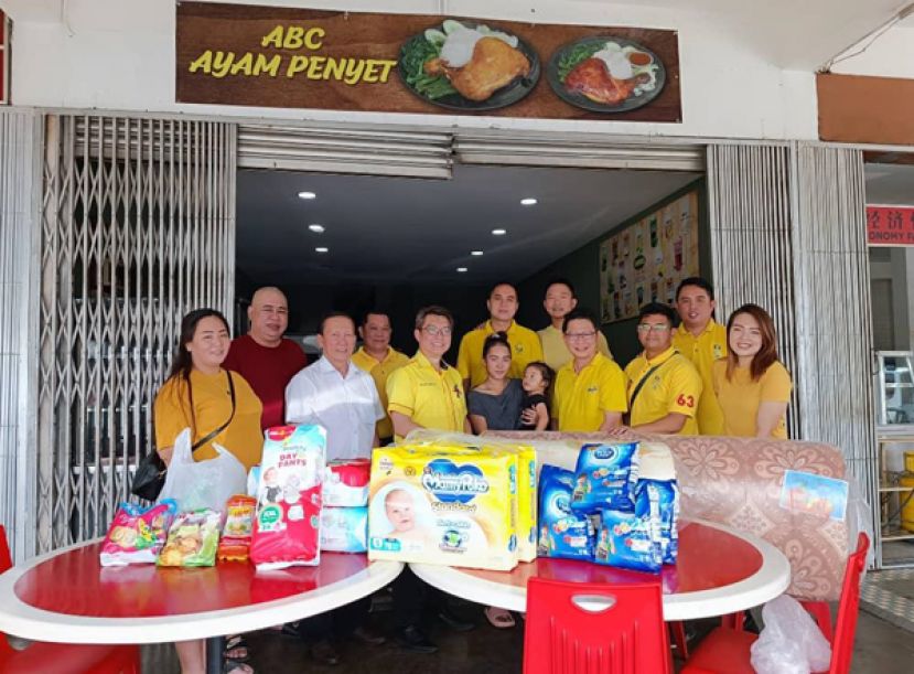 右四郑志国 、 右三杨时豪、后右二沈东耀、本固鲁严安干与刘龙雨。