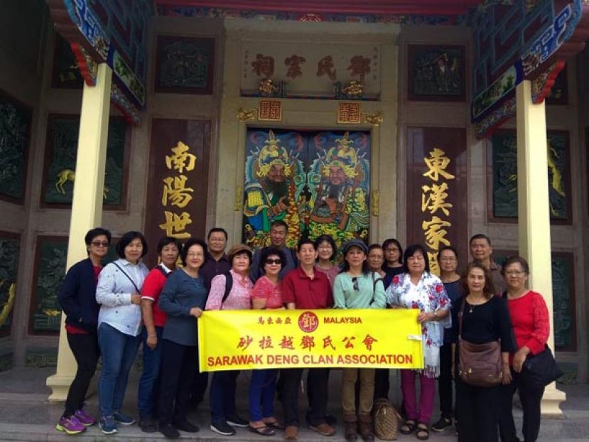 该会去年组团返乡寻根时，在宗祠前合影。