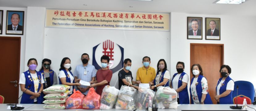 晋汉连省华总会长拿督黄良杰（左四）及秘书长林亚德（右五）见证下，妇女组主任张慧娇（右四）及福利组组长钟沚郿（左三）将物质移交予受惠家庭。