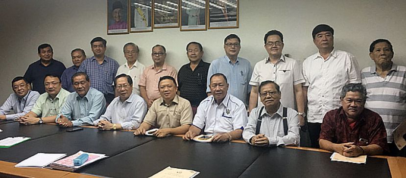 众人于会员代表大会后召开新闻发布会上合影，前排左起为砂华校董事联合会总会财政拿督黄良杰、秘书蔡文铎、卸任主席拿督包章文、新任主席天猛公拿督刘利民、砂津贴华小董事会联合总会副会长天猛公郭翼升、砂津贴华小董事会联合总会会长邱民伟、砂华校董事联合会总会理事黄华强及理事贝丘镇江。