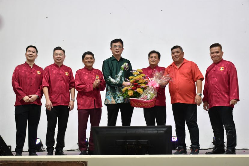 古晋东岳观乙巳年总元宵晚宴筹委会主席卓文德（左二）与主席方文祥太平局绅（左三）赠送水果礼篮予晚宴主宾巴达旺市议会主席陈开（左四），左一起为秘书吴志鸿、副主席刘宥宏、署理主席方明生。右一为副主席刘金兴。