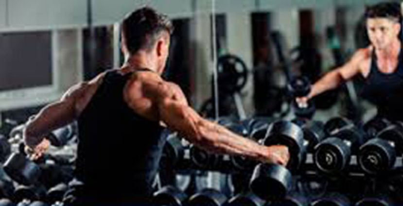 天天重训练肌肉　男大生眼睛爆血管