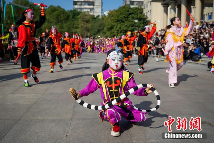 2月11日，&ldquo;中华战舞&middot;普宁英歌&rdquo;2024年春节英歌舞巡游活动在普宁市举行。