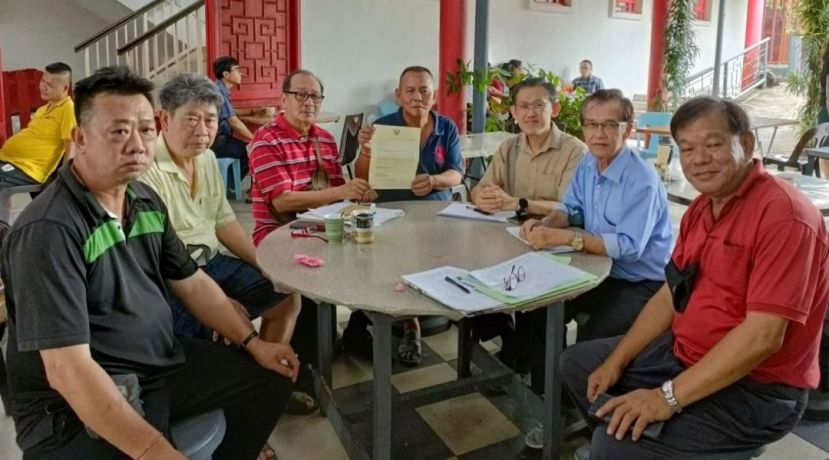 古晋缤纷庆中秋庆典筹委会主席甲必丹林传政（中）与部分筹委合影；右起为陈中兴、本固鲁陈兴枝、薛华东；左起是吕世新、王亚益、孙守生。