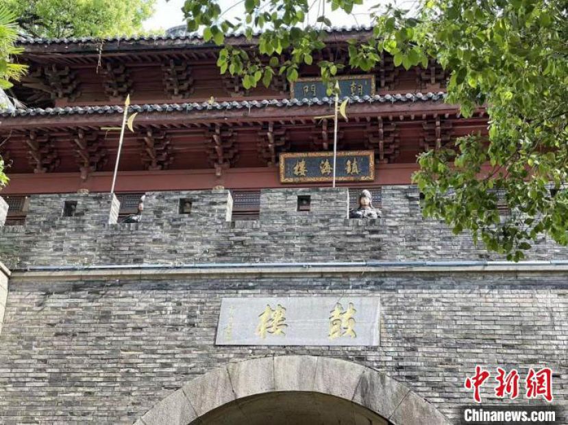 三块匾额见证了朝天门的演变过程。