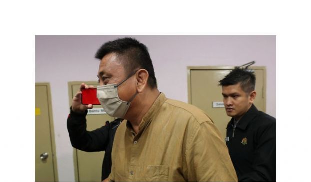 允外国车添RON95汽油案被告被带上法庭面控。