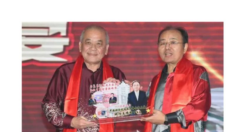 吴添泉（左）赠送纪念品予中国大使欧阳玉靖。
