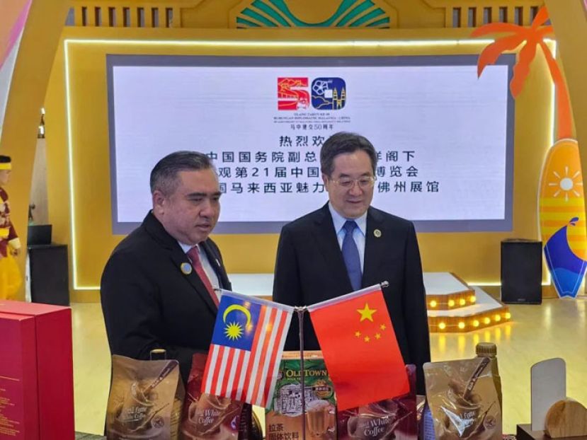 丁薛祥（右）参观&ldquo;马来西亚馆&rdquo;左为陆兆福。