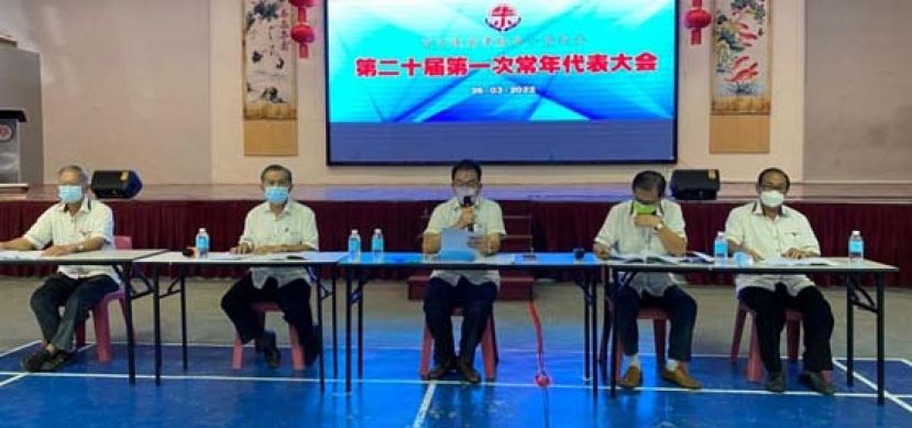晋汉连省津贴华文小学校董会联合总会署理会长田松茂（中）在主持大会时摄。左起为本曼查副会长蔡均权、秘书长贝文美、右一为副财长甲必丹彭裕华以及财政林亚德。
