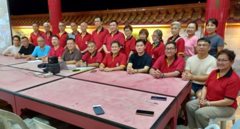古晋东嶽观丙午年注生大帝千秋神诞筹委、炉主及头家合影。左6起为筹委主席钟献忠、大会主席兼该观主席方文祥等人。