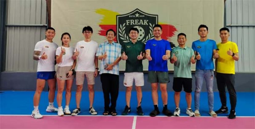 2026年狂热&ldquo;Freak&rdquo;匹克球大赛发动人新闻发布会后合照。中间为精准&ldquo;Frecision&rdquo;匹克球俱乐部主席王凯利，秘书池信旺（右起）、委员许明杰 、Star Pickleball总监陈芎?、副主席张忠捷、名誉顾问拿督王长福、筹备会主席张克湧、委员黄爱莲及郑裕禧。