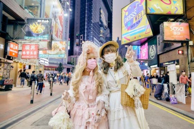 Lolita成为了Melody（左）的日常，即使逛街买东西，也会穿上Lolita服饰。