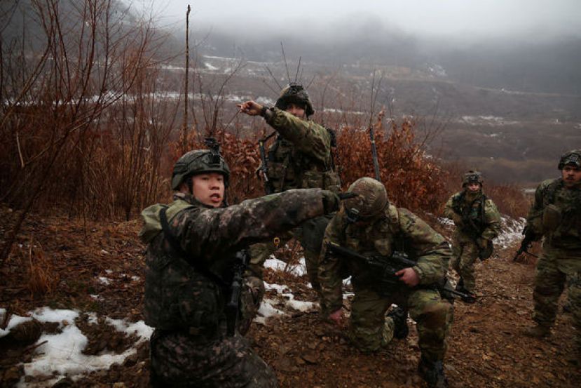 韩国陆军部队28日在与朝鲜接壤的边境误射4发实弹。图为韩国、美国陆军1月2日至15日在京畿道坡州进行联合军演。