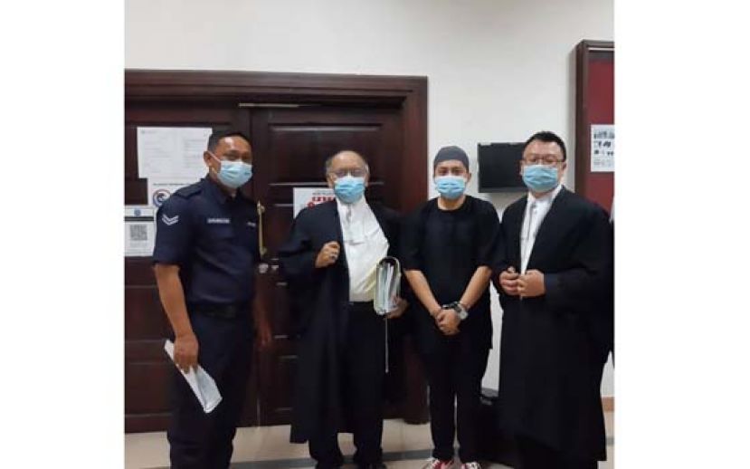 表面罪名不成立获得无罪释放的被告拉菲哈尼和律师陈文达（右）以及奥斯曼（左二）合影。