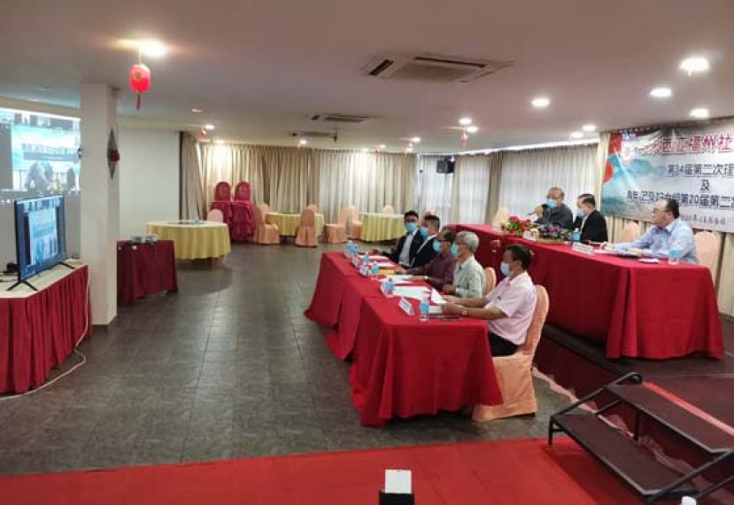 理事会通过视频方式召开。主席台右起分别为副会长甲必丹拿督刘思乐、总会长拿督斯里刘为强太平局绅及秘书刘锦虎。