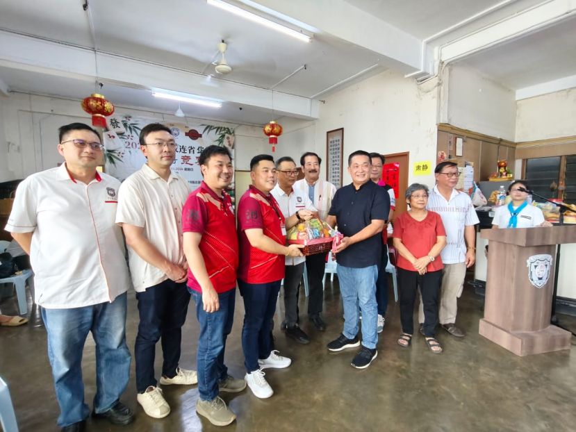麻将竞赛筹委会主席杨礼鸿（左四）赠送水果礼篮予主宾巴都林当区立法议员施志豪（左七）。