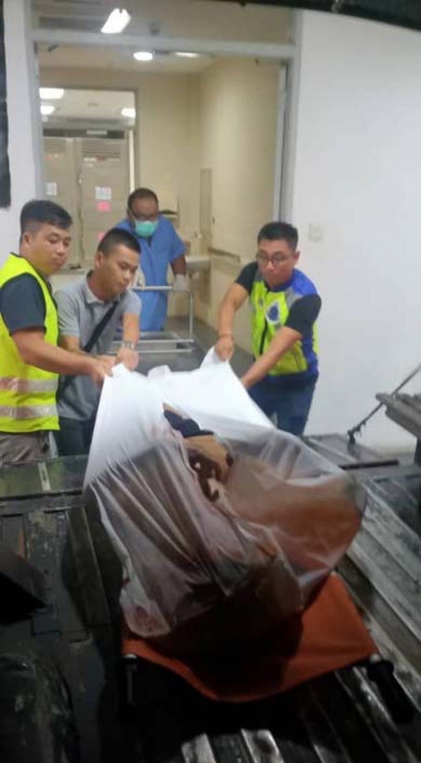 割喉自尽的华裔男子的遗体送抵医院太平间。