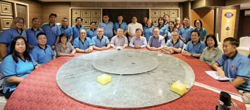 前排左起为砂诏安会馆妇女组主任田凌茵、青年团团长田双德、第三副会长甲必丹沈美金、第二副会长陳鸿愿、第一副会长徐蔡斌、会长许庆喜、名誉会长拿督陳日枝、署理会长田松茂、秘书陳君礼、财政陳政信、第二副秘书何逸箐与福利沈英发。