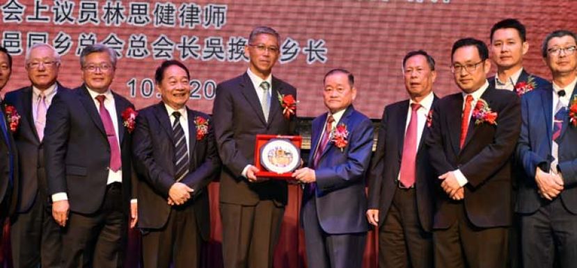 马福总会长拿督斯里刘为强太平局绅（右五）赠送纪念日予中国驻古晋副总领事张阳（左四）。