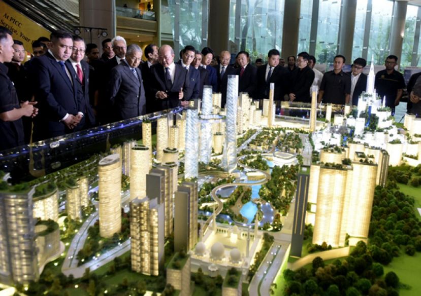 首相敦马哈迪等参观大马城计划模型。