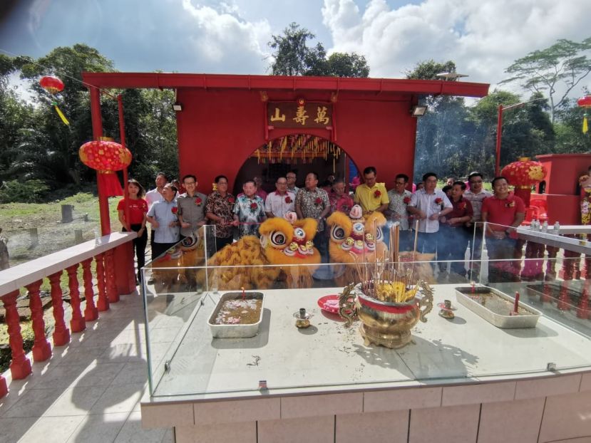 前排张健仁国州议员（左五）、拿督斯里刘为强太平局绅（左四）、拿督龚财兴（左六）、拿督杨昆贤（左七）、叶耀星州议员（左八）及天猛公拿督陈如飞（左三）等众嘉宾共同为伯公庙主持升吉祥灯笼时摄。