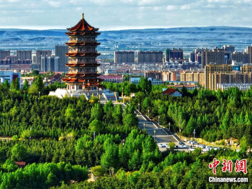 乌兰察布市集宁区标志性建筑凤凰楼。
