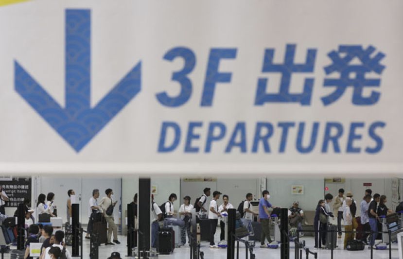 日本政府研拟从2026年起调涨出境税。图为成田国际机场出境大厅。
