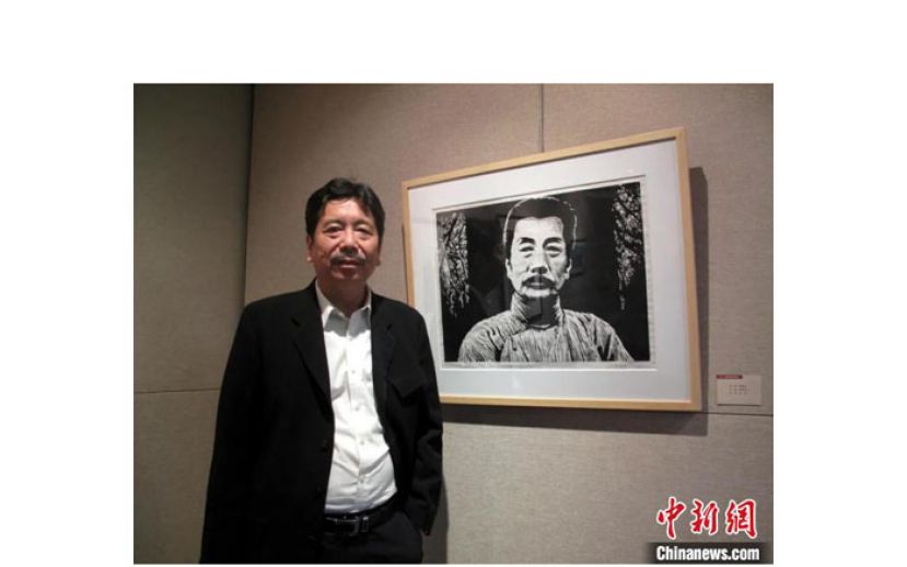 周令飞与版画鲁迅合影。