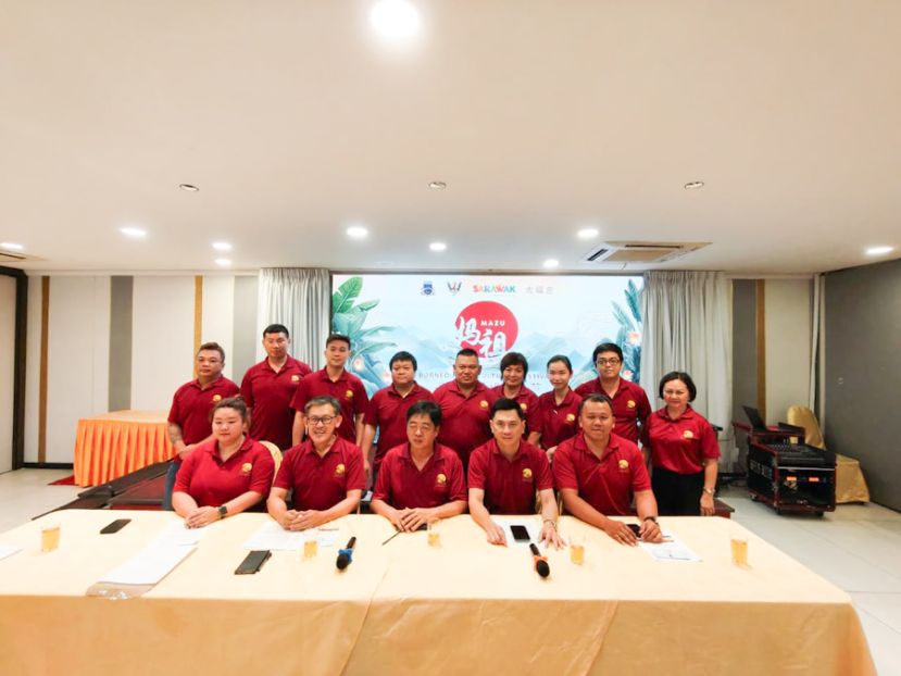 前排左起为副秘书官怡颖、顾问薛华东、大会主席许义华、筹委会主席马可倧、理事吴保贤。