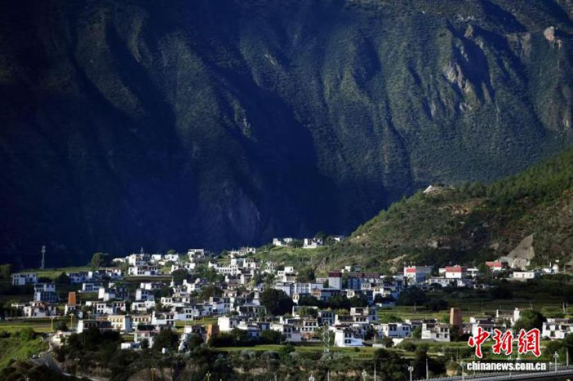 四川省甘孜州乡城县的白藏房。