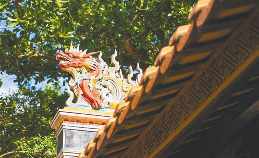 文昌东阁镇一处宗祠上的龙灰塑。