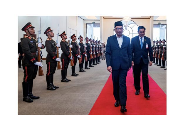 首相拿督斯里安华抵达永珍受到传统式迎接。