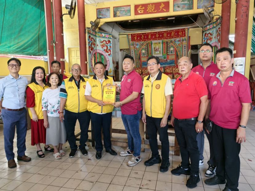 古晋福建公会凤山寺主任傅本龙(前排右四)颁发感谢状给予 砂拉越汾阳郭氏公会主席天猛公郭翼升(左五)。前排右二为古晋福建公会副财政吴祖姜。