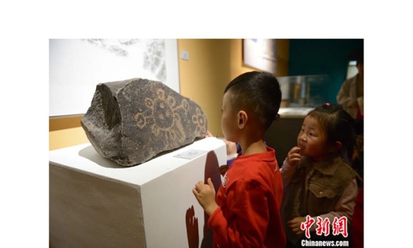 观众在位于呼和浩特市的内蒙古博物院参观展出的岩画。
