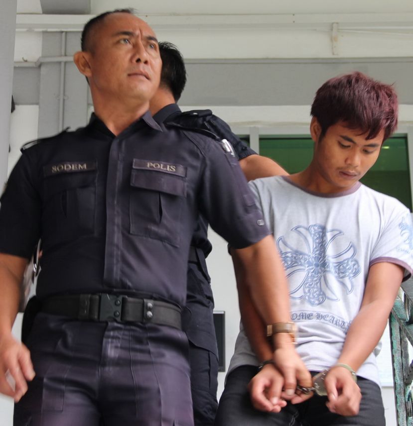 虐待外甥的20岁舅舅（右）坐牢16年3个月。