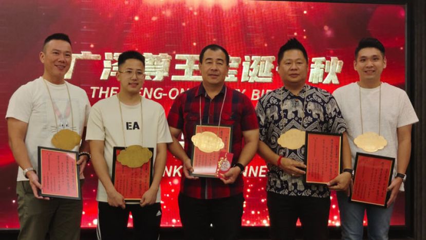 2025乙巳二月廿二广泽尊王圣诞千秋暨圣驾巡游之炉主及头家们合照。中为炉主（KFF LOGISTICS SDN BHD）徐汉彬；左起为第三头家，郑摩多有限公司的代表胡贵祥及第一头家（ALVIN INTERIOR DECO）荘育华的代表刘家俊；右起为第四头家（EDB HP 有限公司）刘有炎及第二头家（H. P.L.CONSTRUCTION）傅本龙。