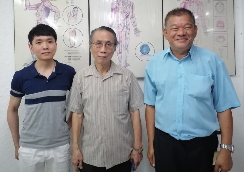  医学学霸李耀旗（左起）与院长拿督頼开检及砂中医研究者陈中兴合影。