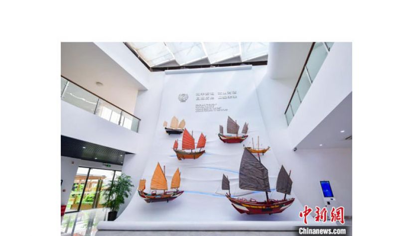 泉州海外交通史博物馆入口处展示了多艘中国古船模型。