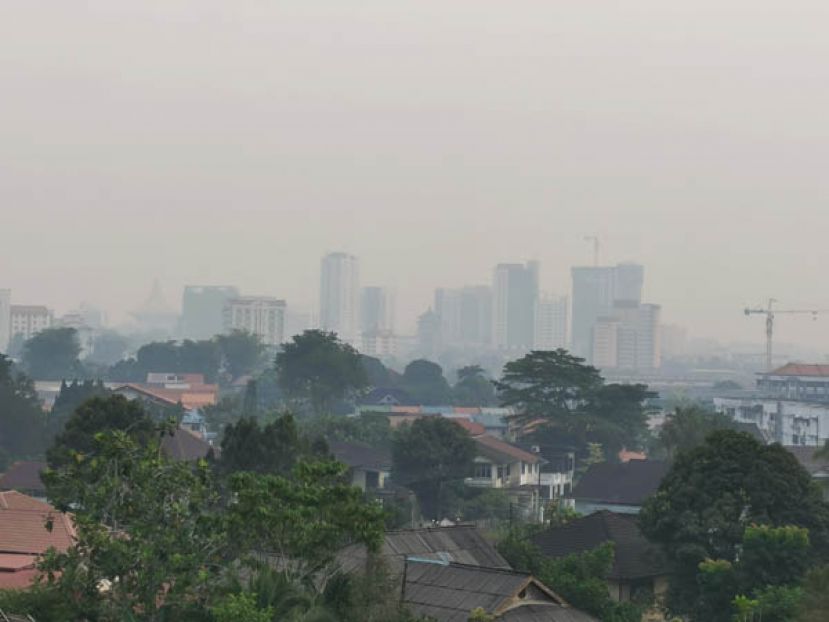古晋市笼罩在一片白茫茫的烟霾中。