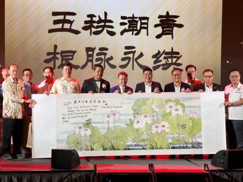 古晋潮州公会青年团50周年庆晚宴筹委会主席兼青年团团长郑元漳（右五）赠送纪念品予砂副总理拿督阿玛沈桂贤（左四）。右起为公会第一副陈瑞光、第二副主席拿督沈坚石、秘书长郭景盛、会长陈家福、峇都林当区议员施志豪、马潮联青总团长谢家峡及副产业兼前任团长黄伟忠。