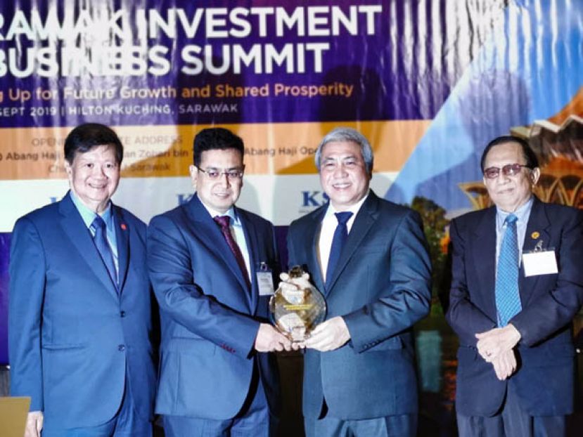 砂副首长拿督阿玛阿旺登雅（右二）颁发纪念品予2019年砂拉越投资与贸易峰会主讲人之一。
