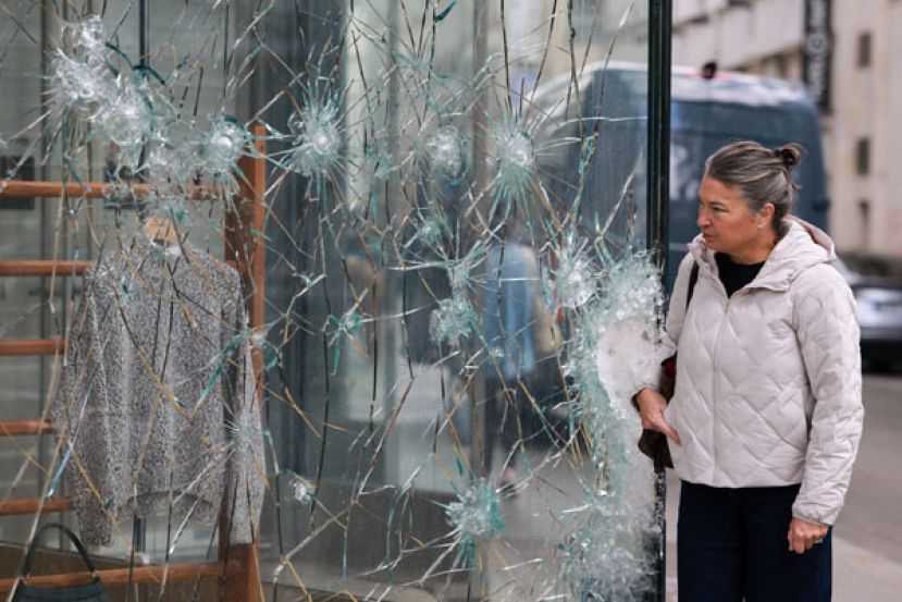 法国爆发反生活成本抗议，香榭丽舍大道的Lacoste门市玻璃遭砸毁。