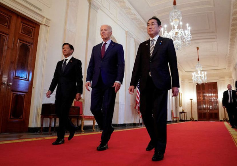 美国总统拜登与菲律宾总统小马可斯（左）、日本首相岸田文雄（右）举行三边会谈。