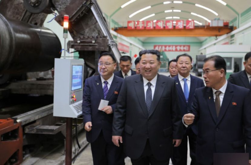 金正恩近期在东岸城市咸兴巡视多家飞弹与军工企业。