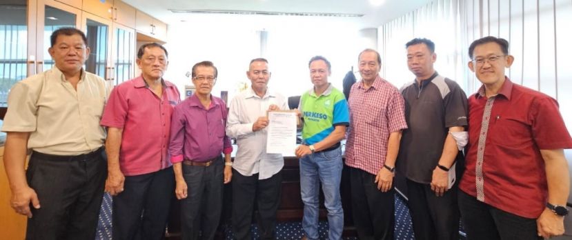 甲必丹林传政(左4)移交本年度亚答街庆中秋设柜台邀请函予社险砂局长陈邦正;右起为筹委薛华东、吕世新、孙守生;左起是陈中兴、林顺理、本固鲁陈兴枝。