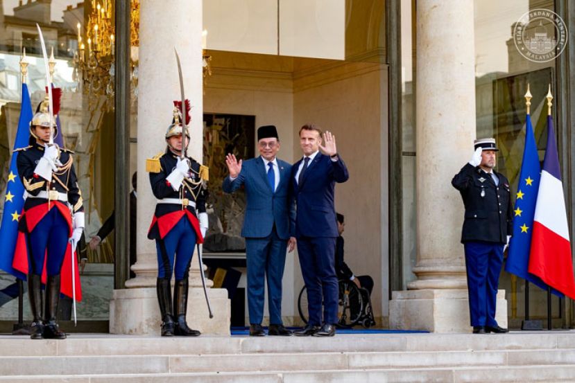 法国总统马克龙热情接待首相安华。