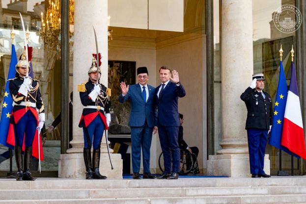 法国总统马克龙热情接待首相安华。