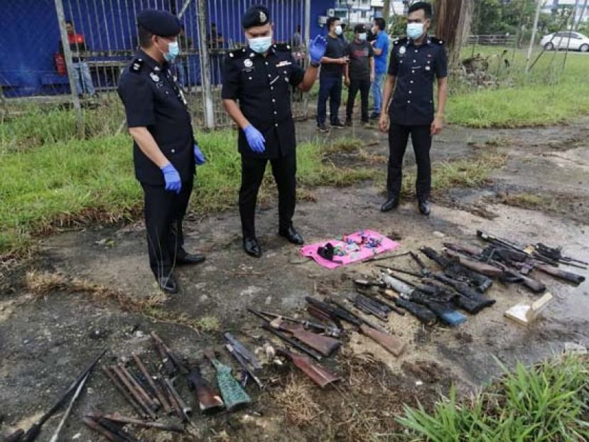 诗巫警察总部销毁一批过去15年经由法庭结案的枪械物证。